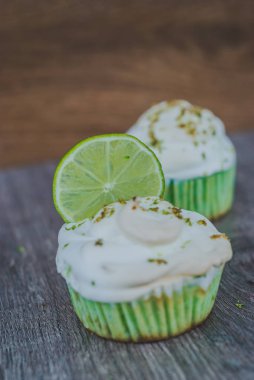 ev yapımı kekler beze ve limon kabuğu ile doldurulmuş