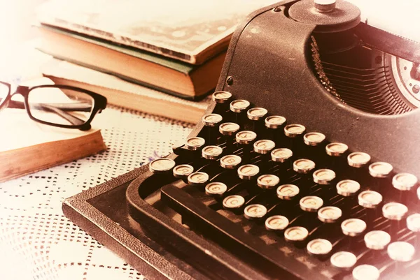 Máquina de escrever vintage, livros antigos na mesa — Fotografia de Stock