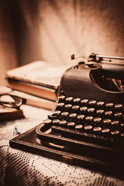 Máquina de escrever vintage, livros antigos na mesa — Fotografia de Stock