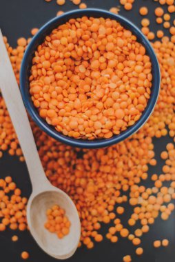 Kase siyah zemin üzerine kırmızı mercimek