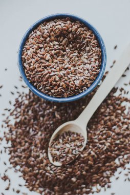 Kahverengi keten tohumu ya da keten tohumu dolu kase