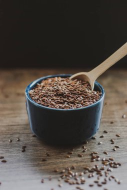 Kahverengi keten tohumu ya da keten tohumu dolu kase