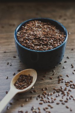 Kahverengi keten tohumu ya da keten tohumu dolu kase