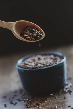 Kahverengi keten tohumu ya da keten tohumu dolu kase