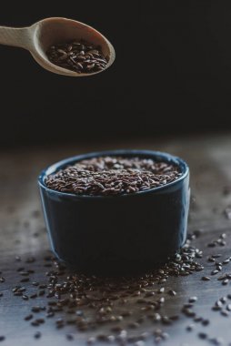 Kahverengi keten tohumu ya da keten tohumu dolu kase