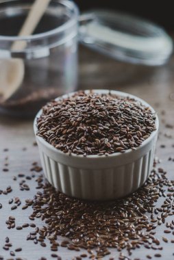 Kahverengi keten tohumu ya da keten tohumu dolu kase