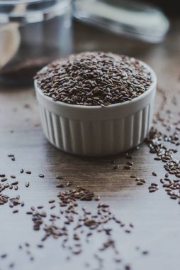 Kahverengi keten tohumu ya da keten tohumu dolu kase