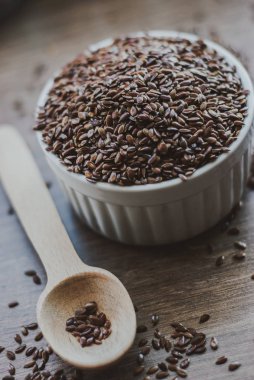 Kahverengi keten tohumu ya da keten tohumu dolu kase