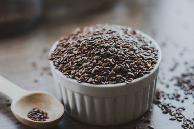 Kahverengi keten tohumu ya da keten tohumu dolu kase