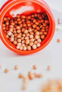 kırmızı bir kase çiğ nohut