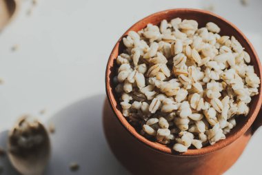 Arpa yulaf lapası bir kil kase