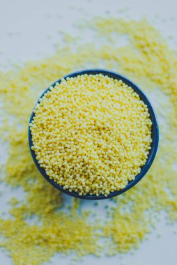 Organik darı tohumları bir seramik kase