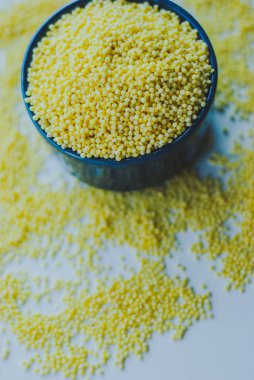 Organik darı tohumları bir seramik kase