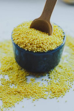 Organik darı tohumları bir seramik kase