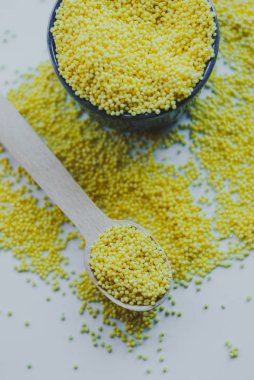 Organik darı tohumları bir seramik kase