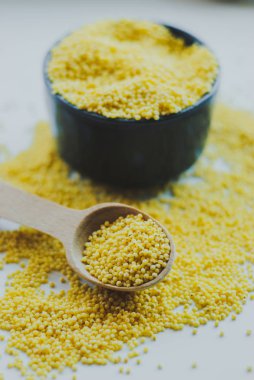 Organik darı tohumları bir seramik kase