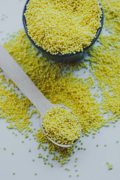 Organik darı tohumları bir seramik kase