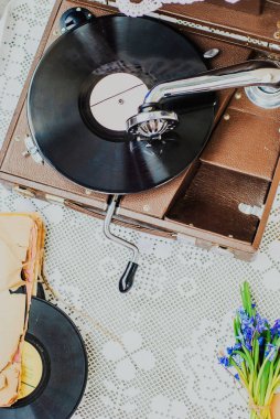 Gramofon kaydı olan bir vinil örme masa örtüsü üzerinde