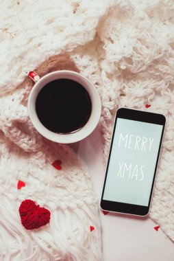 Sıcak kahve, smartphone, beyaz kaşkollu üzerinde kırmızı kalp