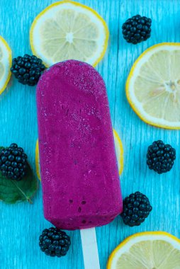 ev yapımı dondurma böğürtlen ve limon ile