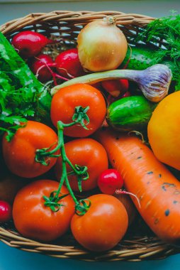 Taze organik sebze sepeti