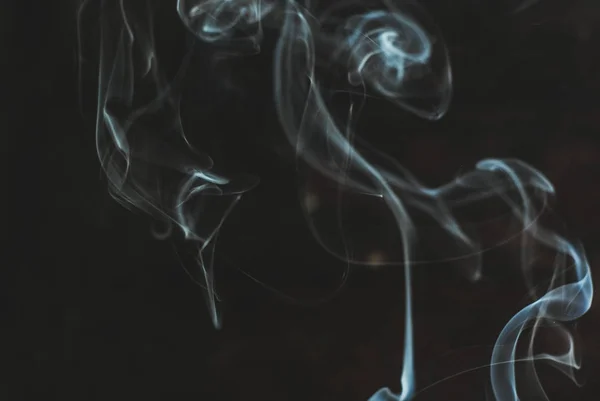 Fantasmas fumaça abstrato no fundo preto — Fotografia de Stock