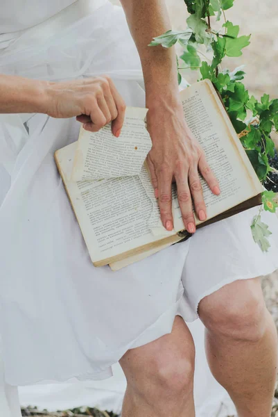 Mão da mulher rasgar livro — Fotografia de Stock