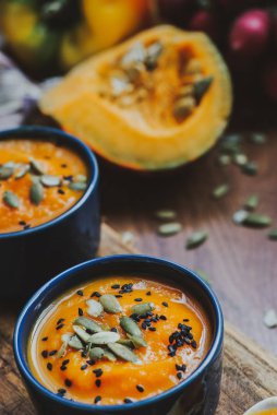 Krem ve siyah susam ile kabak, kopya alanı ile üstten görünüm ile ev yapımı sebze çorbası