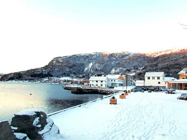 Una ciudad noruega en un fiordo en invierno con nieve — Foto de Stock