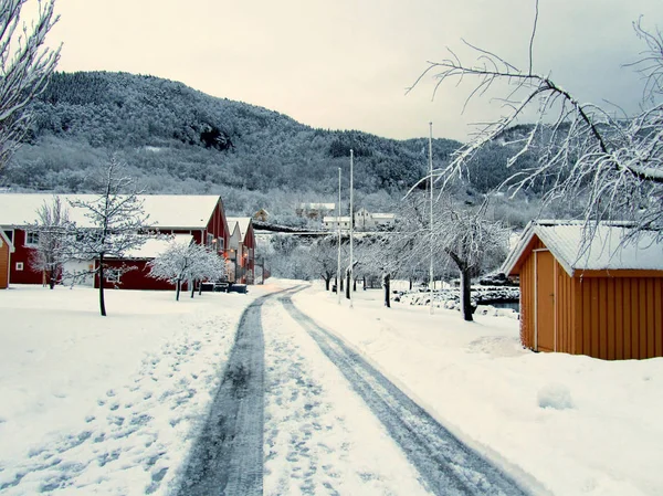 En stad i vinter med mycket snö, Norge — Stockfoto