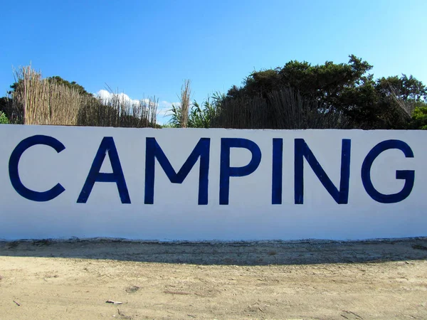 Pisanie Camping Kolorze Niebieskim Białej Ścianie — Zdjęcie stockowe