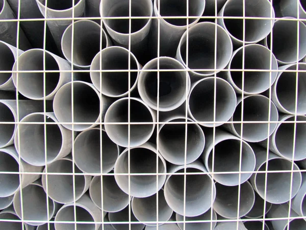 Tubos grises detrás de una red blanca, adecuados para ser utilizados como fondo —  Fotos de Stock