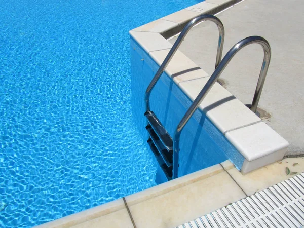 Escalier de piscine avec eau turquoise — Photo