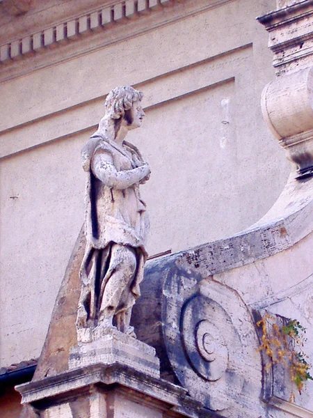 Estátua Mármore Branco Antigo Homem Vestindo Uma Toga Romana — Fotografia de Stock