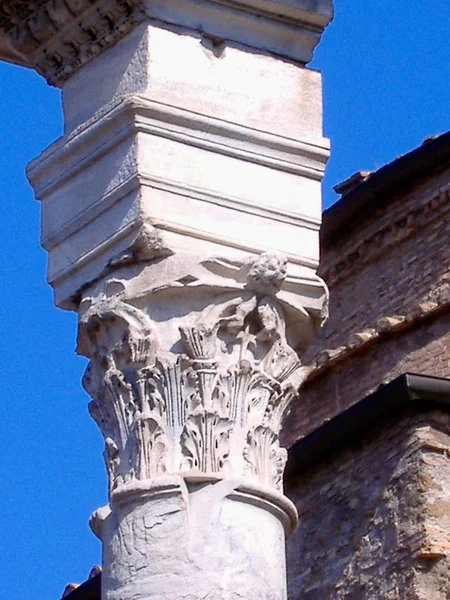 Coluna coríntia muito antiga, feita de mármore branco — Fotografia de Stock
