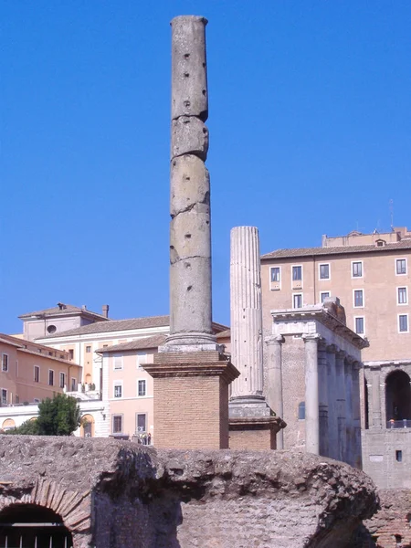 Uma Velha Coluna Céu Azul Roma Itália — Fotografia de Stock