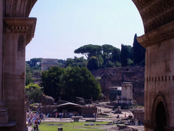 Los Turistas Visitan Foro Romano Roma Italia —  Fotos de Stock