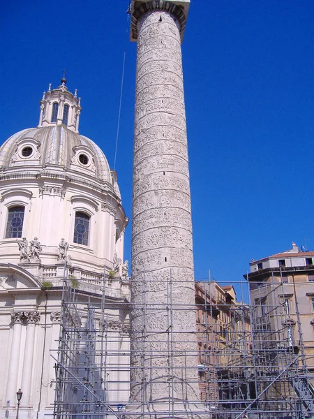 Coluna e Igreja de Trajano Santa Maria di Loreto, Roma, Itália — Fotografia de Stock