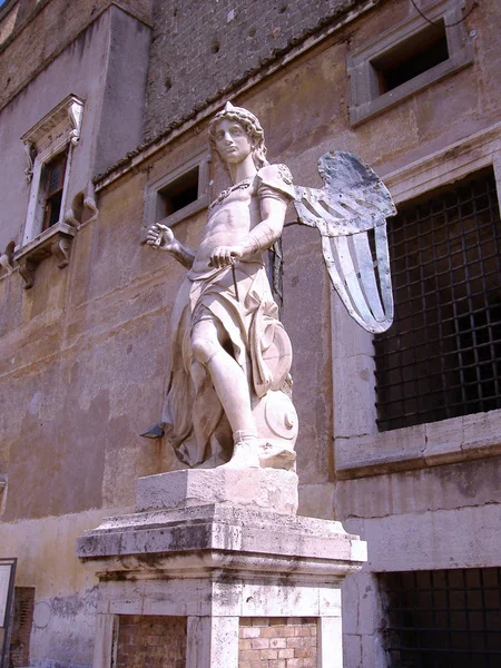 Soldado anjo com asas de metal - escultura — Fotografia de Stock