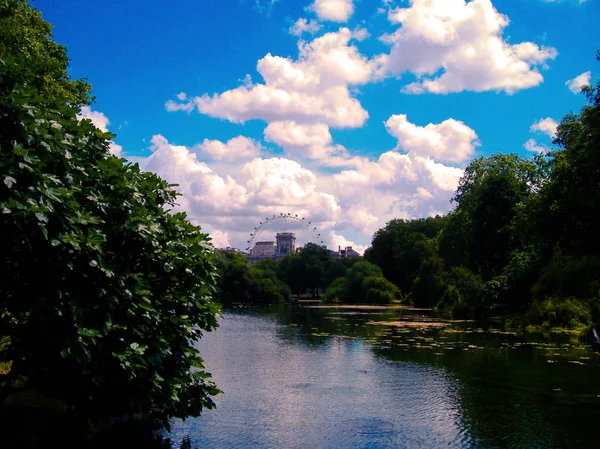 St James 's Park Lake com London Eye em segundo plano no St James' s Park, Londres, Reino Unido — Fotografia de Stock