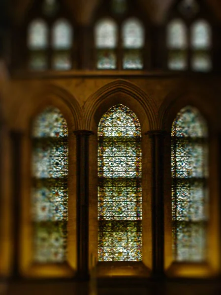 Defocused háttér, a kereszthajó díszített üveg ablakok a Salisbury Cathedral, Egyesült Királyság. Szándékosan homályos utómunka bokeh hatása. — Stock Fotó