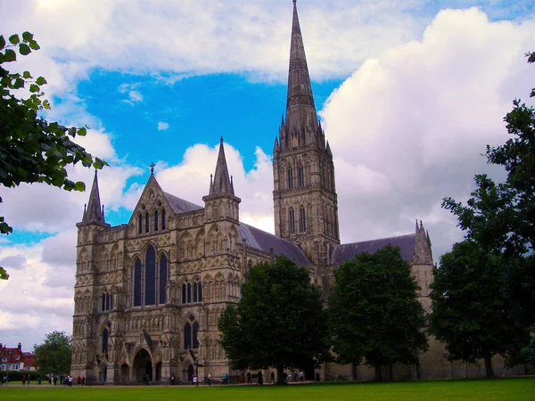 Cathédrale de Salisbury par une journée ensoleillée d'été avec nuages et ciel bleu en arrière-plan, Royaume-Uni — Photo