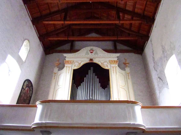 Орган в старой церкви, Венцоне, Италия — стоковое фото