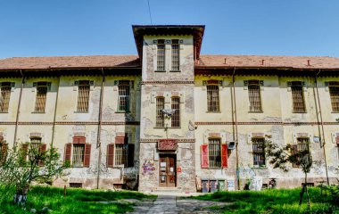 İtalya 'daki Collegno akıl hastanesinin eski bir sarayı artık yasadışı olarak işgal edildi. HDR etkisi.