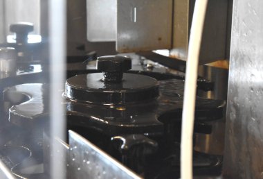 Şarap şişelemek için metal makineler.