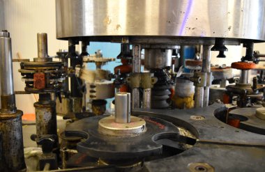 Şarap şişelemek için metal makineler.