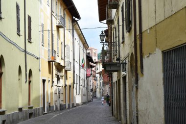 Pinerolo, İtalya 'da renkli binaların olduğu bir cadde..