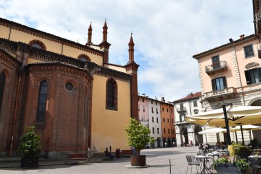 PINEROLO, ITALY, CIRCA HAZİRAN 2017: Kasaba merkezindeki Saint Donato Meydanı.