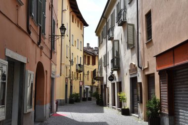 PINEROLO, ITALY, CIRCA HAZİRAN 2017: Şehir merkezinde renkli binaları olan bir cadde.