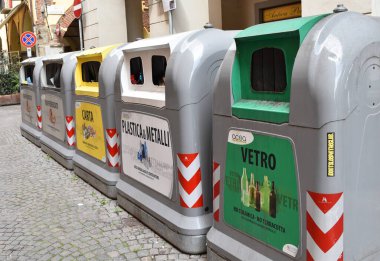 Cam, kağıt ve plastiğin geri dönüşümü için büyük umumi çöp kutuları. İtalya 'da.